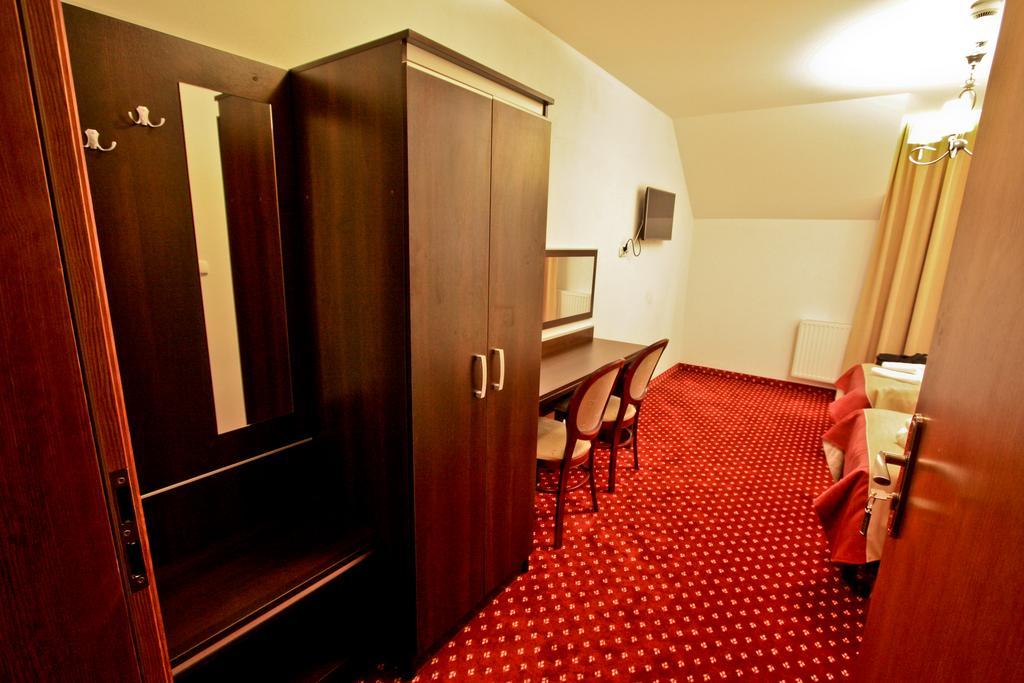 Hotel Milord Pułtusk Buitenkant foto