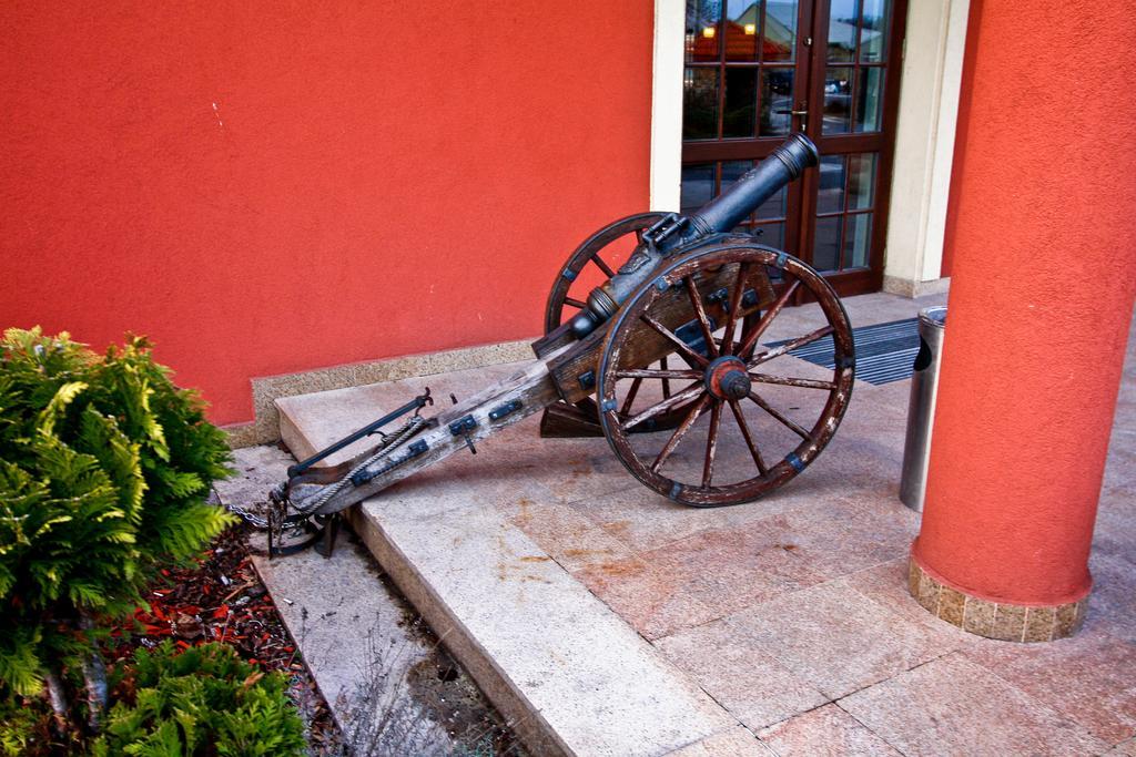 Hotel Milord Pułtusk Buitenkant foto